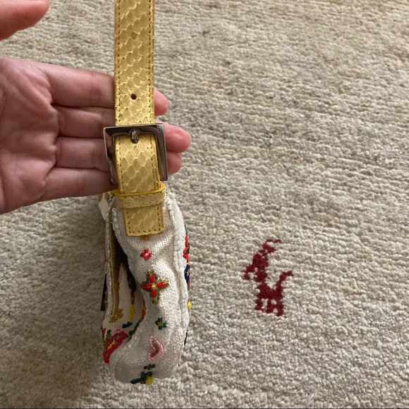 🚫SOLD🚫 AUTH FENDI BEADED COTTON LINEN SNAKE BAGUETTE BAG SEX & THE CITY!! - Picture 14 of 16